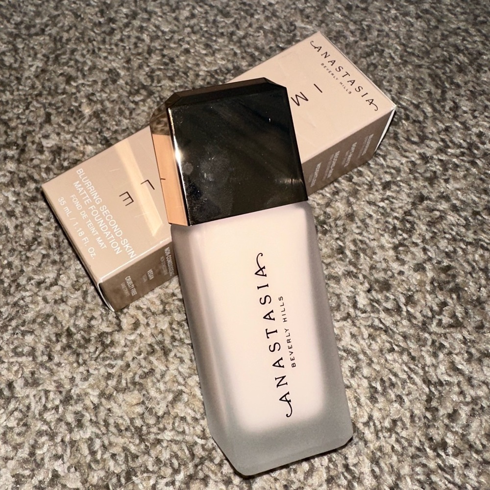 Anastasia Beverly Hills Impeccable Blurring Foundation - 00N Cream Foundation - Picture 7 of 14